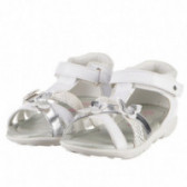 Sandale pentru fete, de culoare albă cu fluturi Flower Girl 132160 