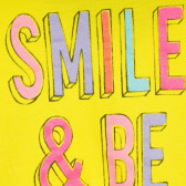Tricou din bumbac cu inscripție Smile & be happy, galben Benetton 224960 2