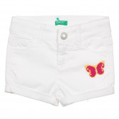 Pantaloni scurți din denim cu aplicație pentru bebeluș, albi Benetton 243466 5
