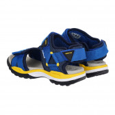 Sandale cu accente galbene, în albastru. Geox 284299 2