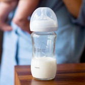 Sticlă din sticlă cu serie naturală de 240 ml cu tetină cu 2 găuri pentru bebelușii de peste 1 luni Philips AVENT 58932 4