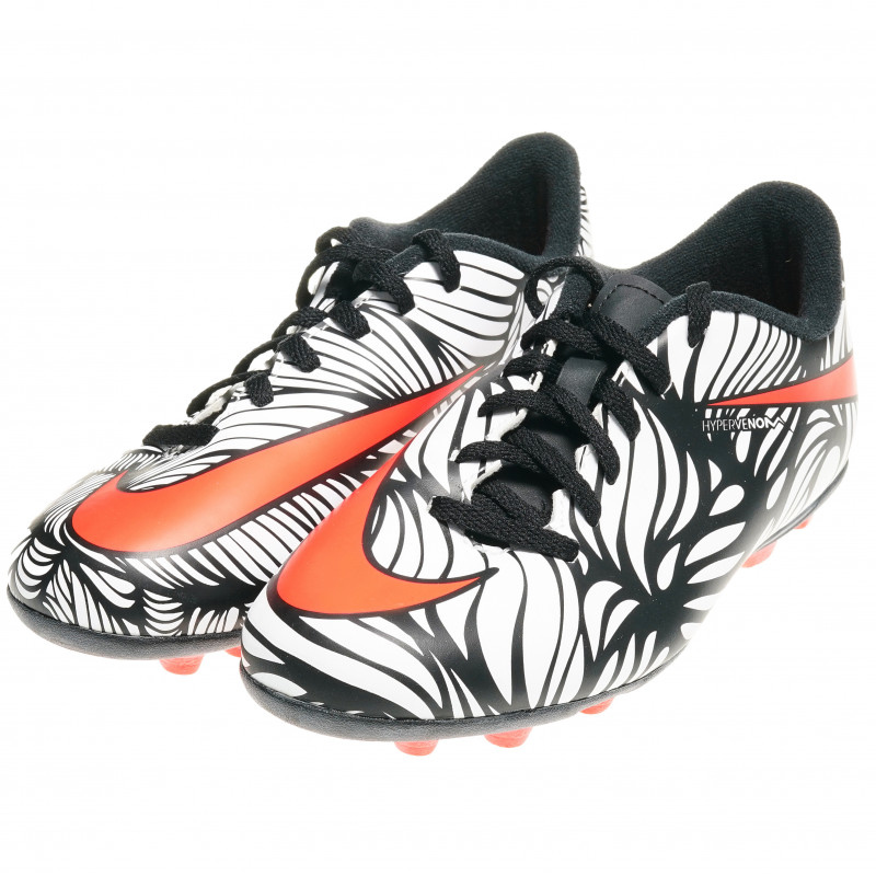 Pantofi de fotbal cu motive negre și albe pentru băieți, cu un logo portocaliu  63234