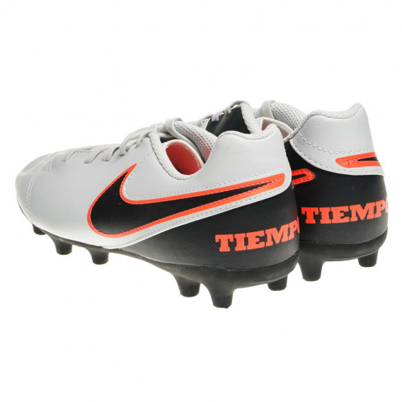 Pantofi de fotbal alb-negru pentru băieți cu detalii portocalii NIKE 63238 2