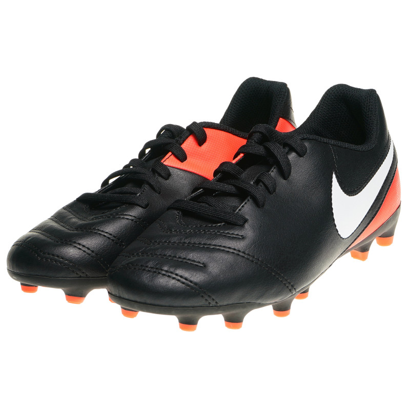 Pantofi de fotbal pentru băieți în negru cu accente portocalii  63477