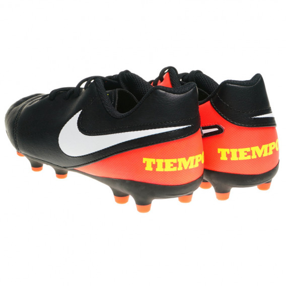 Pantofi de fotbal pentru băieți în negru cu accente portocalii NIKE 63478 2