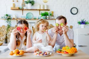 Happy,family,in,the,kitchen.,healthy,food,at,home.,choose
